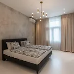 Luxury Old Town Penthouse W Park 公寓 *
