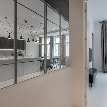 Luxury Old Town Penthouse W Park דירה