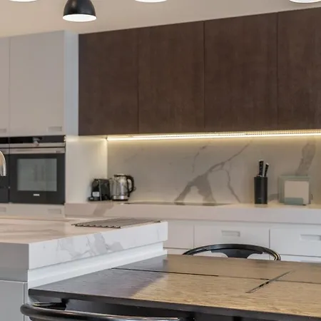 Luxury Old Town Penthouse W Park 公寓 *