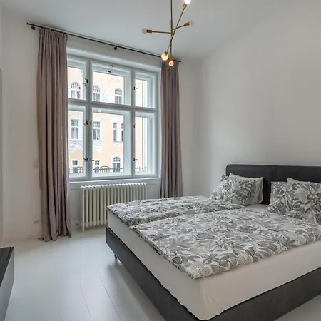 Luxury Old Town Penthouse W Park פראג
