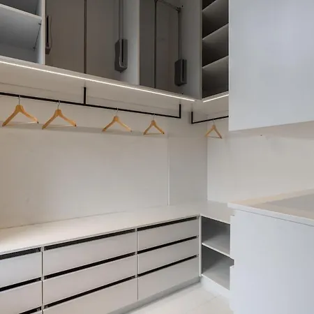 Luxury Old Town Penthouse W Park דירה