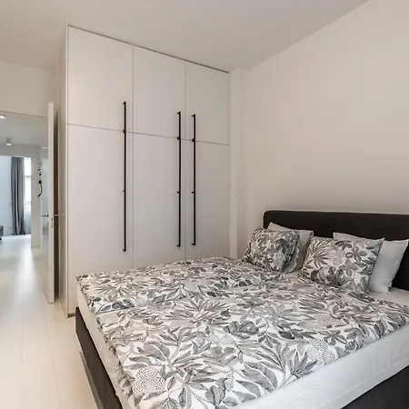 Luxury Old Town Penthouse W Park דירה *
