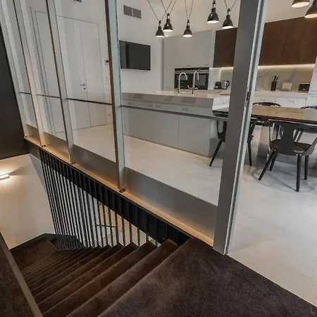 Luxury Old Town Penthouse W Park דירה