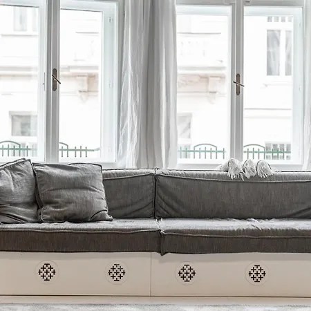 Luxury Old Town Penthouse W Park דירה *