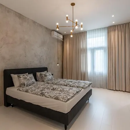 Luxury Old Town Penthouse W Park דירה *