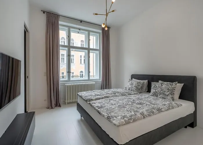 Luxury Old Town Penthouse W Park 布拉格