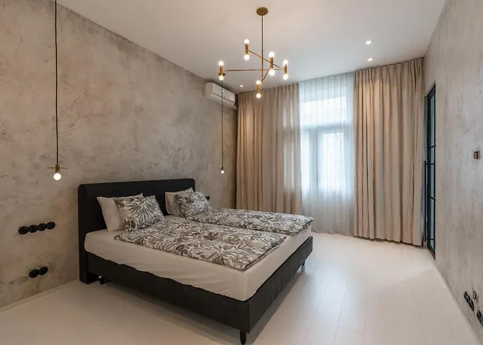 Luxury Old Town Penthouse W Park 公寓 *